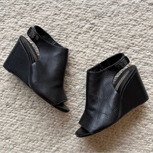 Karl Lagerfeld Rowa Wedge Shield Sandal